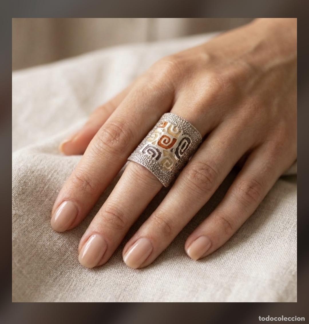 Joyeria: Gran anillo de dise&ntilde;o en plata de ley 925 con texturas y bellos detalles en esmaltes ocres al fuego.
