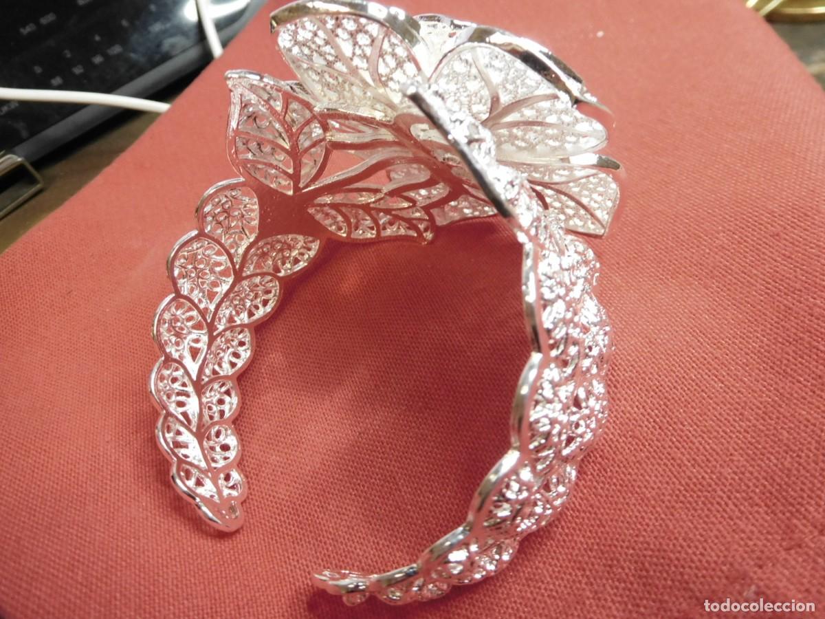 Joyeria: Pulsera de plata, ley 925, ancha, adornada con motivos florales