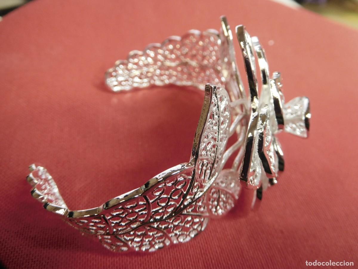 Joyeria: Pulsera de plata, ley 925, ancha, perforada en el anillo y las flores en relieve