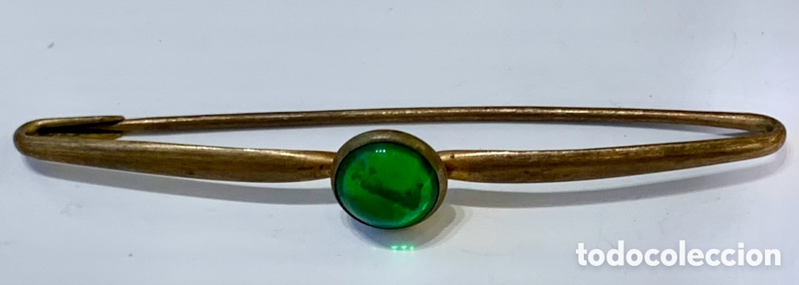Joyeria: Alfiler de pa&ntilde;uelo. Metal dorado y cristal verde. A&ntilde;os 60.