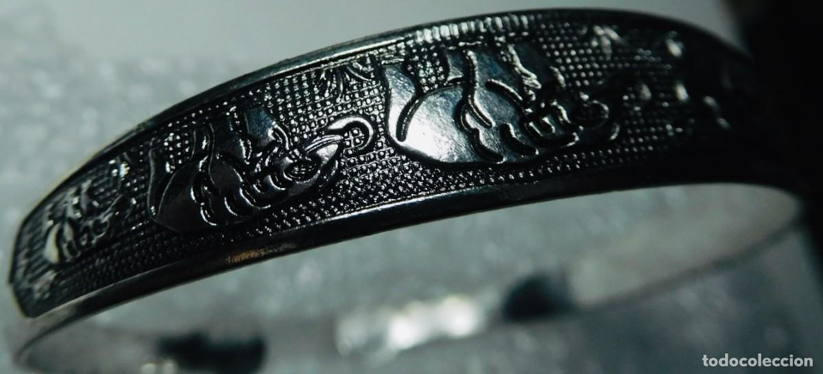 Joyeria: Brazaletes tibetanos de aleaci&oacute;n de plata y metall con relieves de animales
