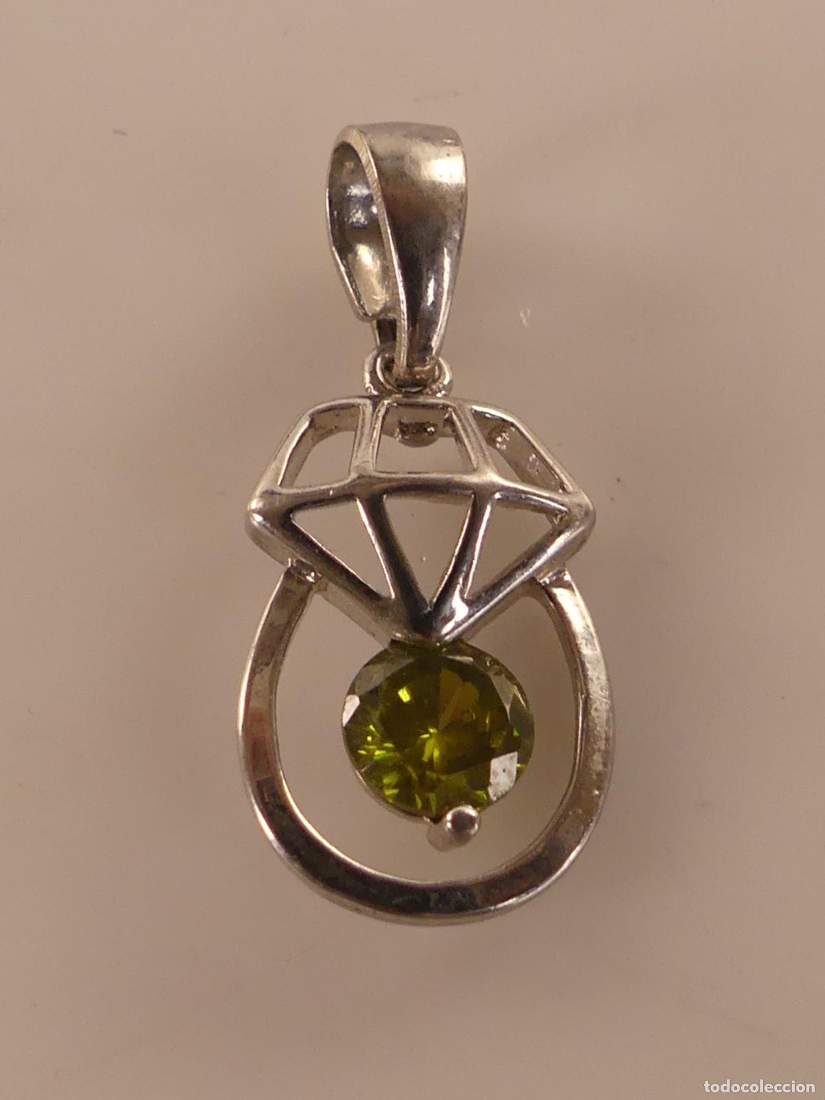 Joyeria: ELEGANTE COLGANTE DE METAL PLATEADO