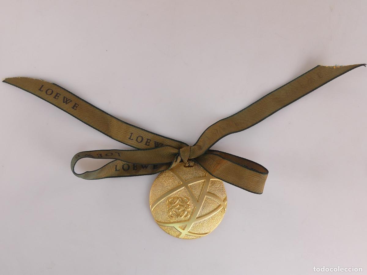 Joyeria: MEDALLA DE LOEWE COLOR DORADO - Foto 2