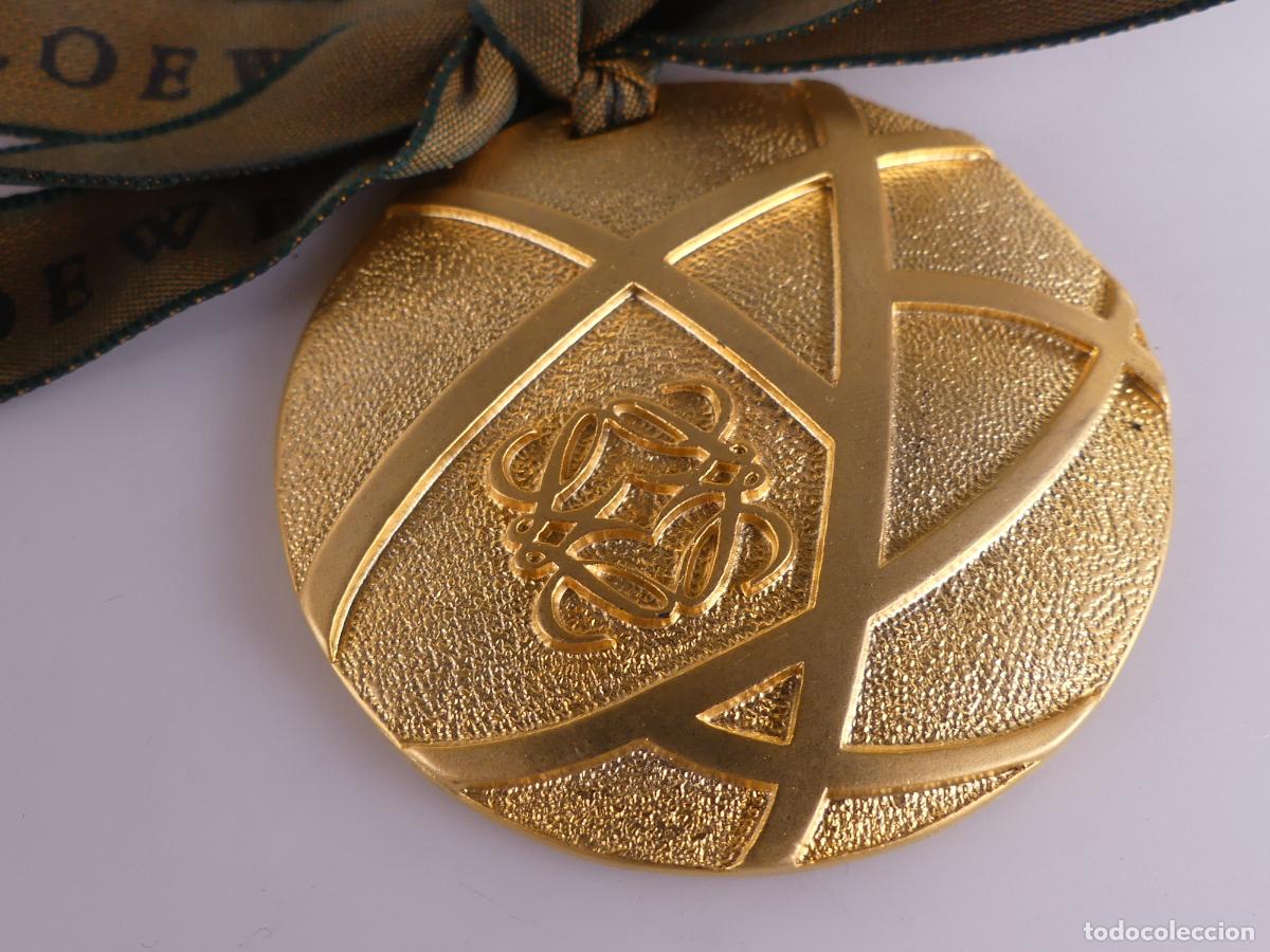 Joyeria: MEDALLA DE LOEWE COLOR DORADO - Foto 3