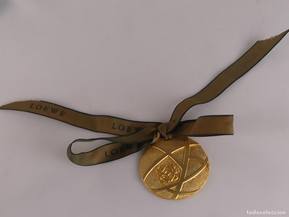 Joyeria: MEDALLA DE LOEWE COLOR DORADO - Foto 5
