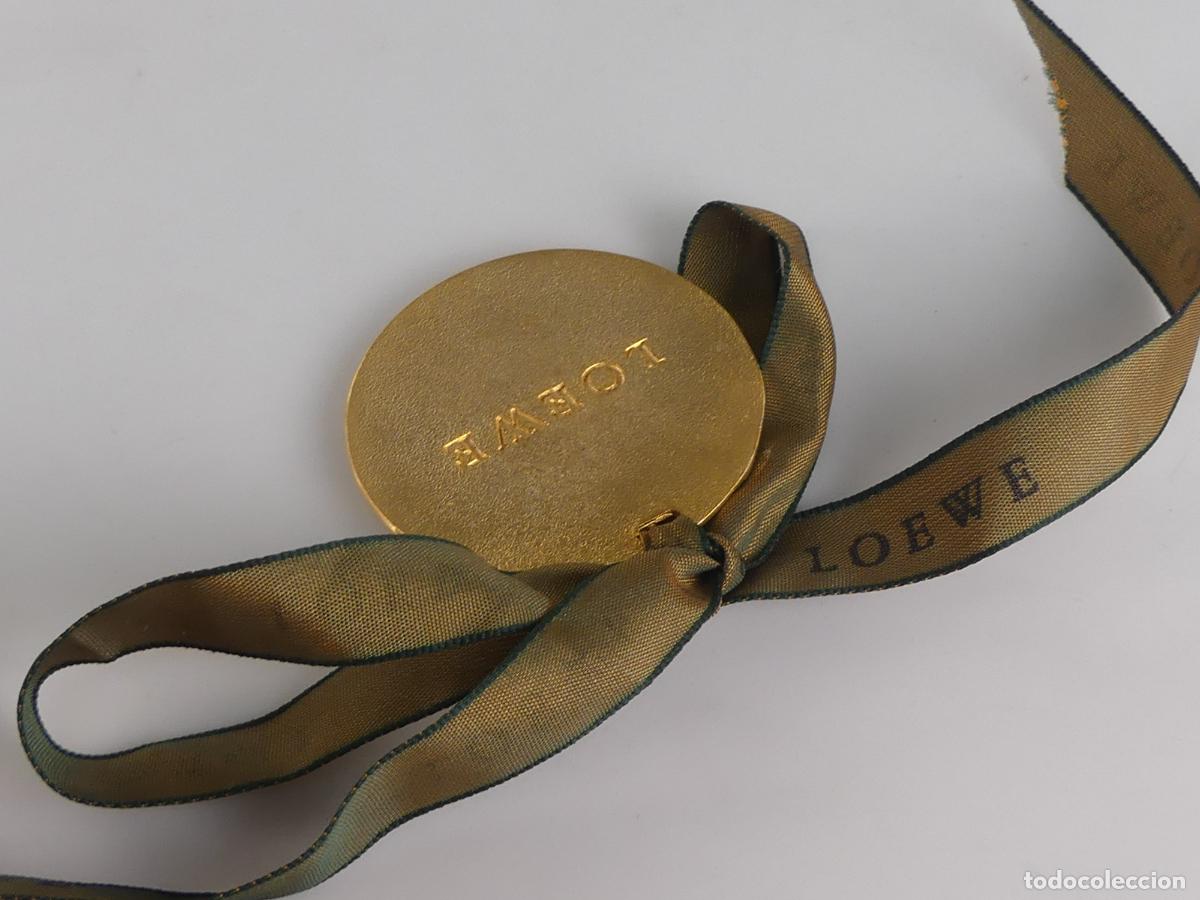 Joyeria: MEDALLA DE LOEWE COLOR DORADO - Foto 6