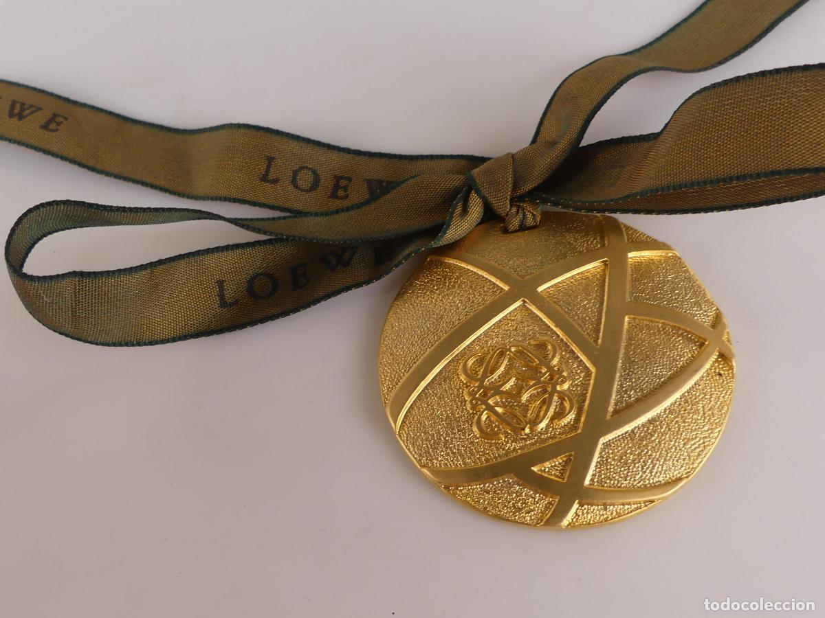 Jewelry: MEDALLA DE LOEWE COLOR DORADO