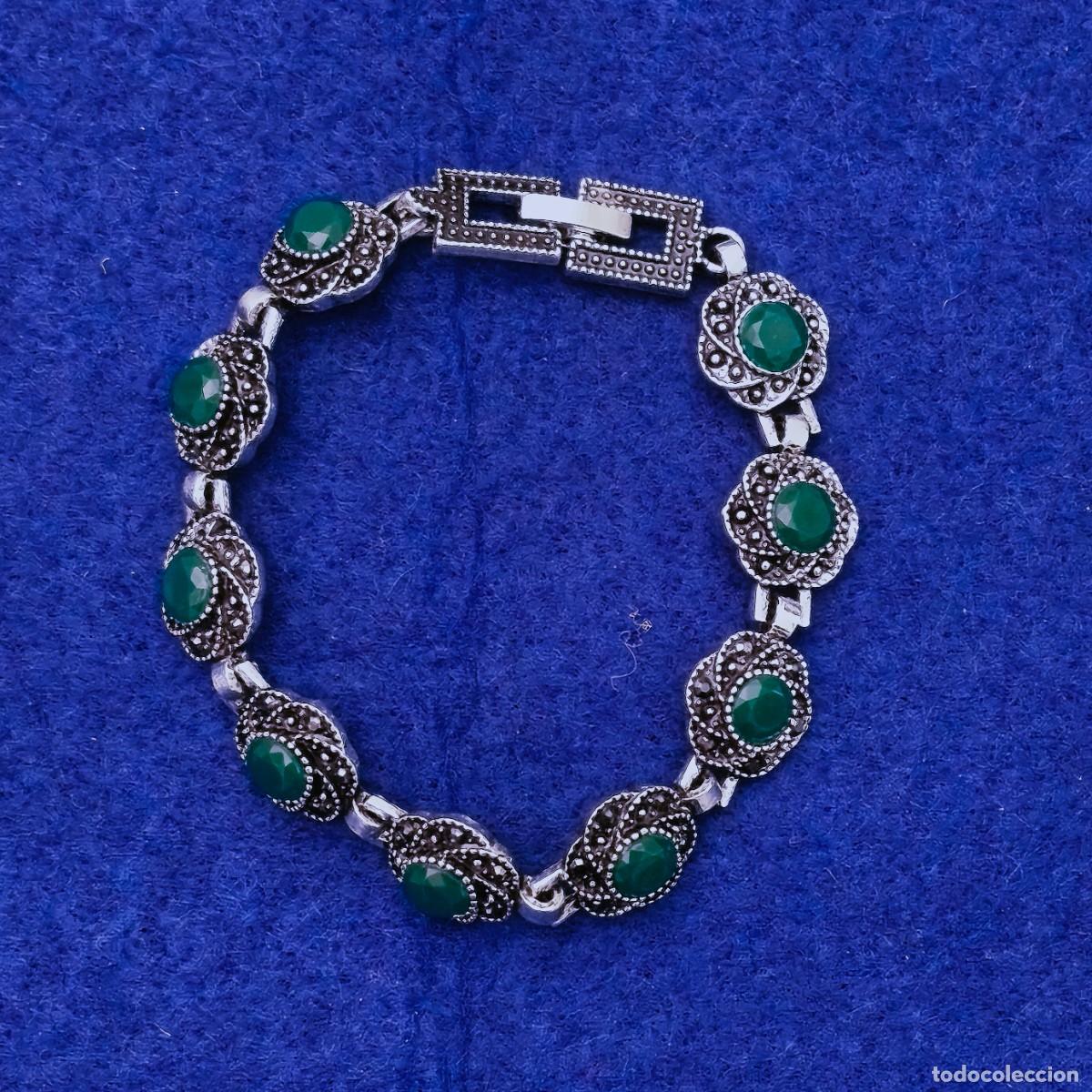 Joaillerie: PULSERA DE ALPACA PLATEADA CON PIEDRAS VERDES. EN TIPO PLATA ANTIGUA