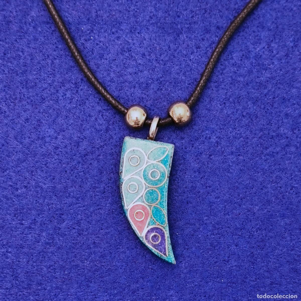 Joaillerie: COLGANTE ETNICO DIENTE EN BRONCE CON PIEDRAS Y CORDON DE CUERO