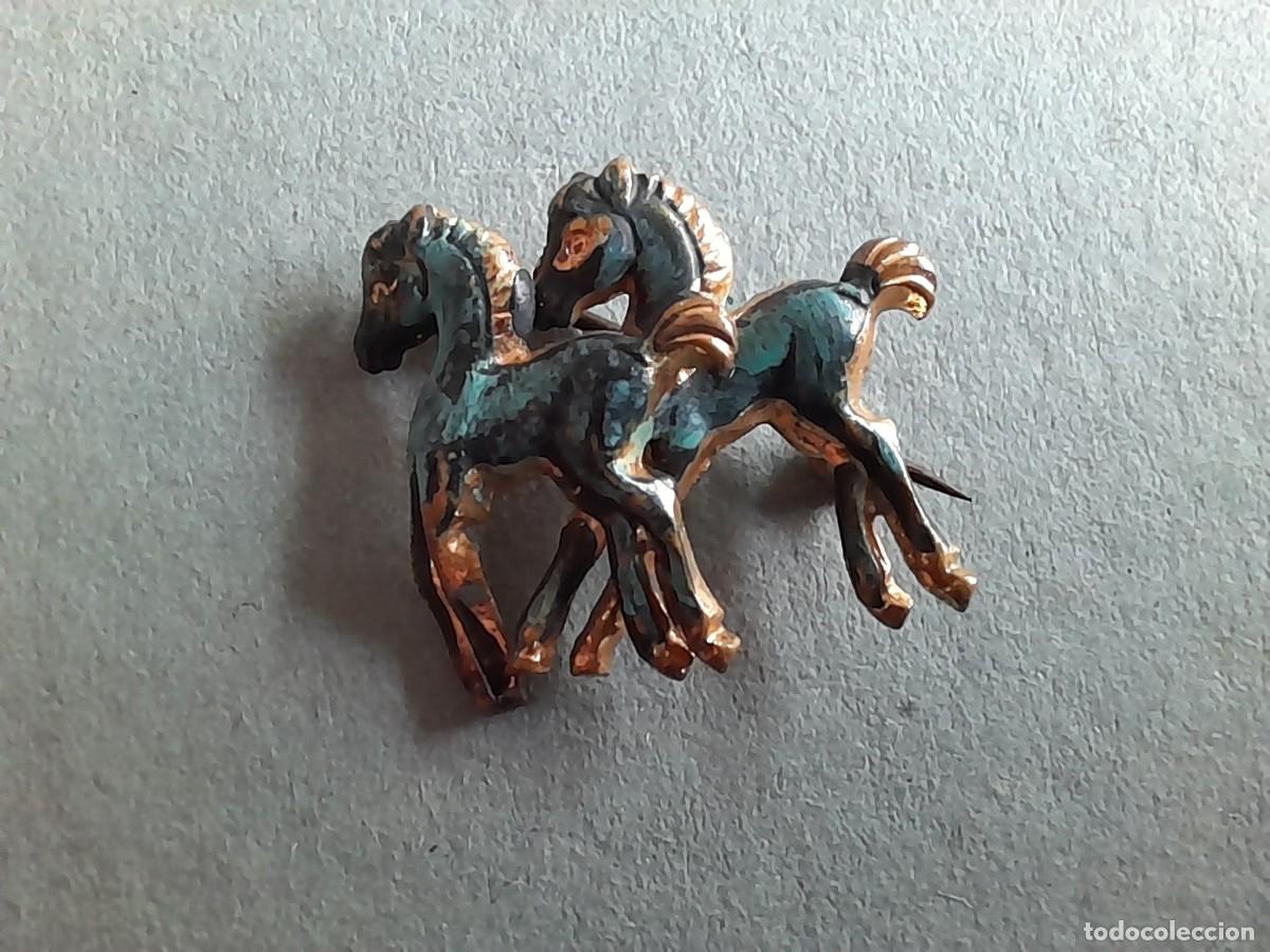 Joyeria: peque&ntilde;o broche de 2 caballos, laton pintado, 2x2,5cm aprox