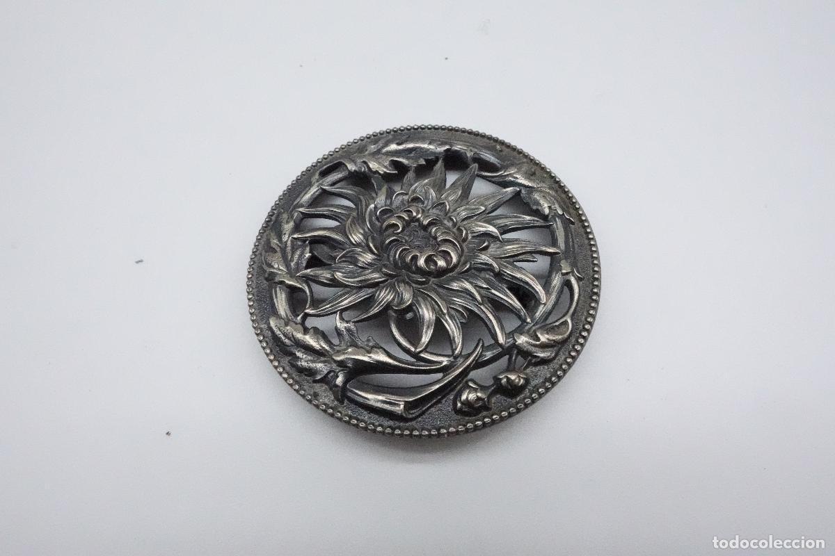 Gioielleria: BROCHE MET&Aacute;LICO CALADO VINTAGE CON MOTIVO FLORAL DE CRISANTEMO EN RELIEVE COLOR PLATA