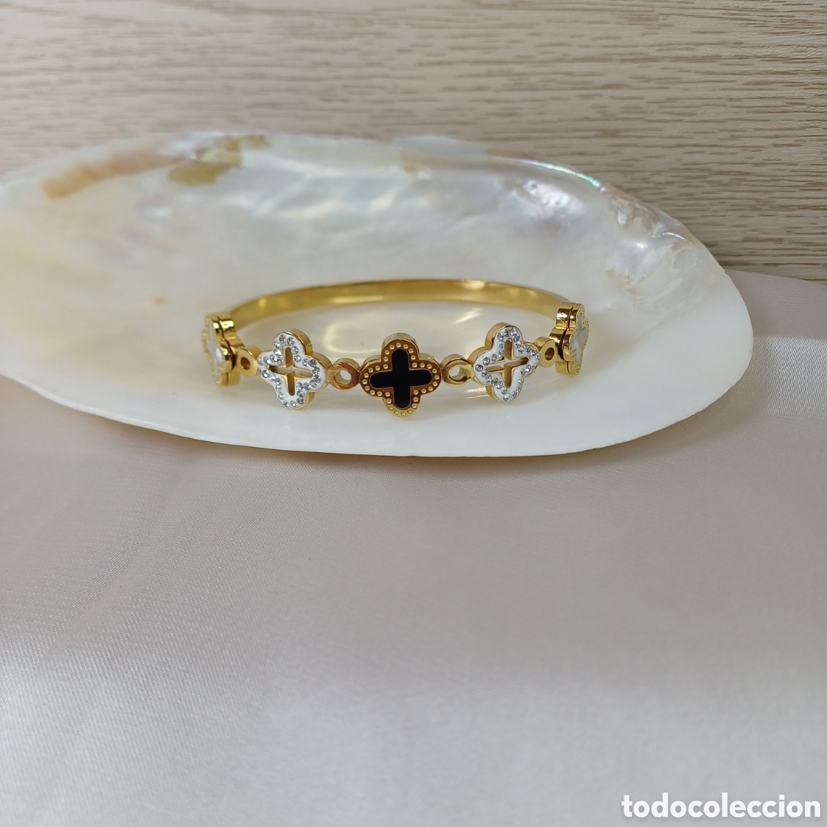 Joalharia: Brazalete Chapado en Oro con Cruces de Estilo Cuatro Hojas &ndash; Elegancia y Simbolismo