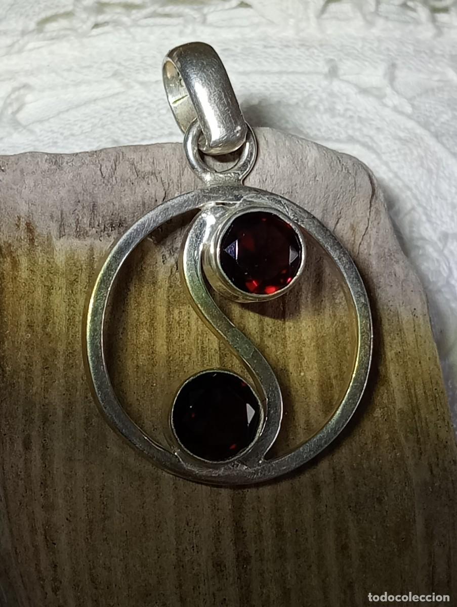 Joyeria: COLGANTE DE PLATA MACIZA YIN YANG CON GRANATES NATURALES (SIN USAR)