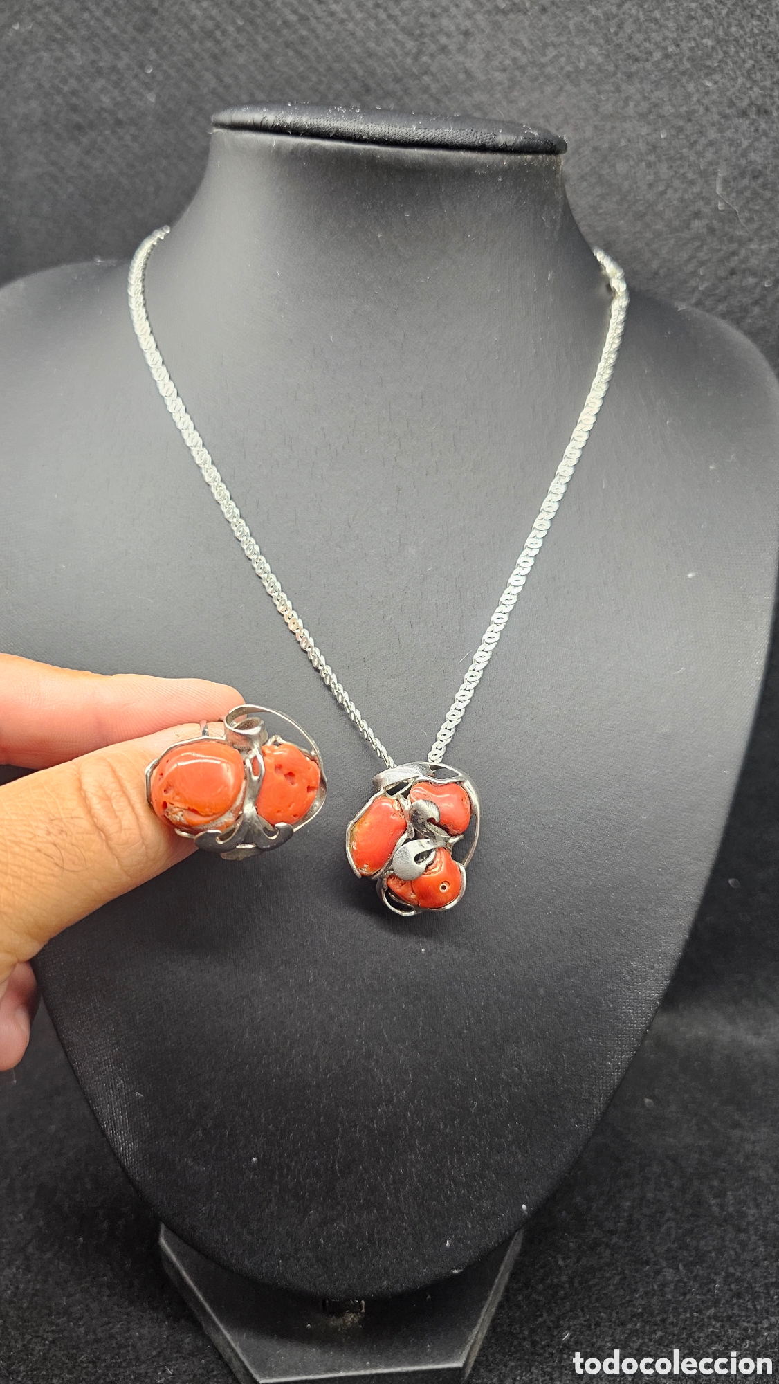 Schmuck: Conjunto de anillo y collar de plata de ley y coral rojo con dise&ntilde;o abstracto
