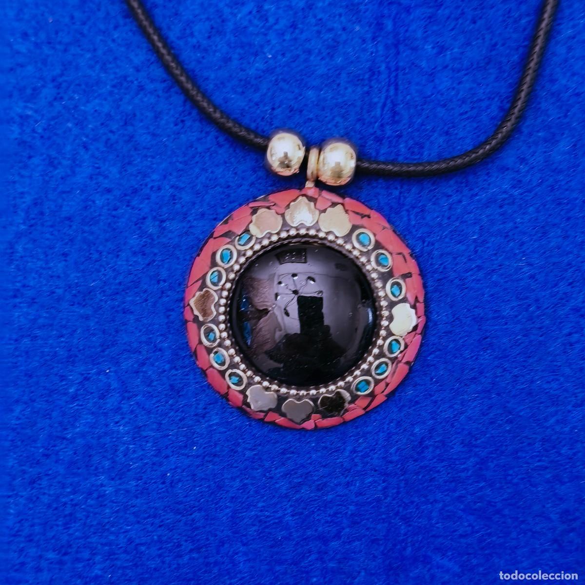 Jewelry: COLGANTE ETNICO MEDALLON EN BRONCE CON PIEDRAS Y CORDON DE CUERO