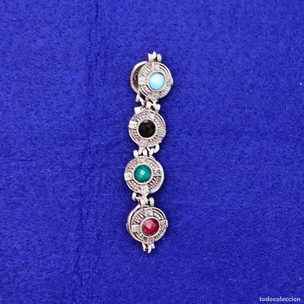 Jewelry: PULSERA DE ALPACA PLATEADA CON PIEDRAS MULTICOLOR REDONDAS. EN TIPO PLATA ANTIGUA.LARGURA 18 CMS