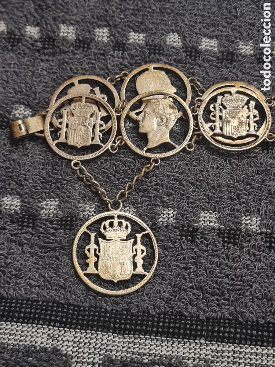 Jewelry: Antigua pulsera de plata de monedas