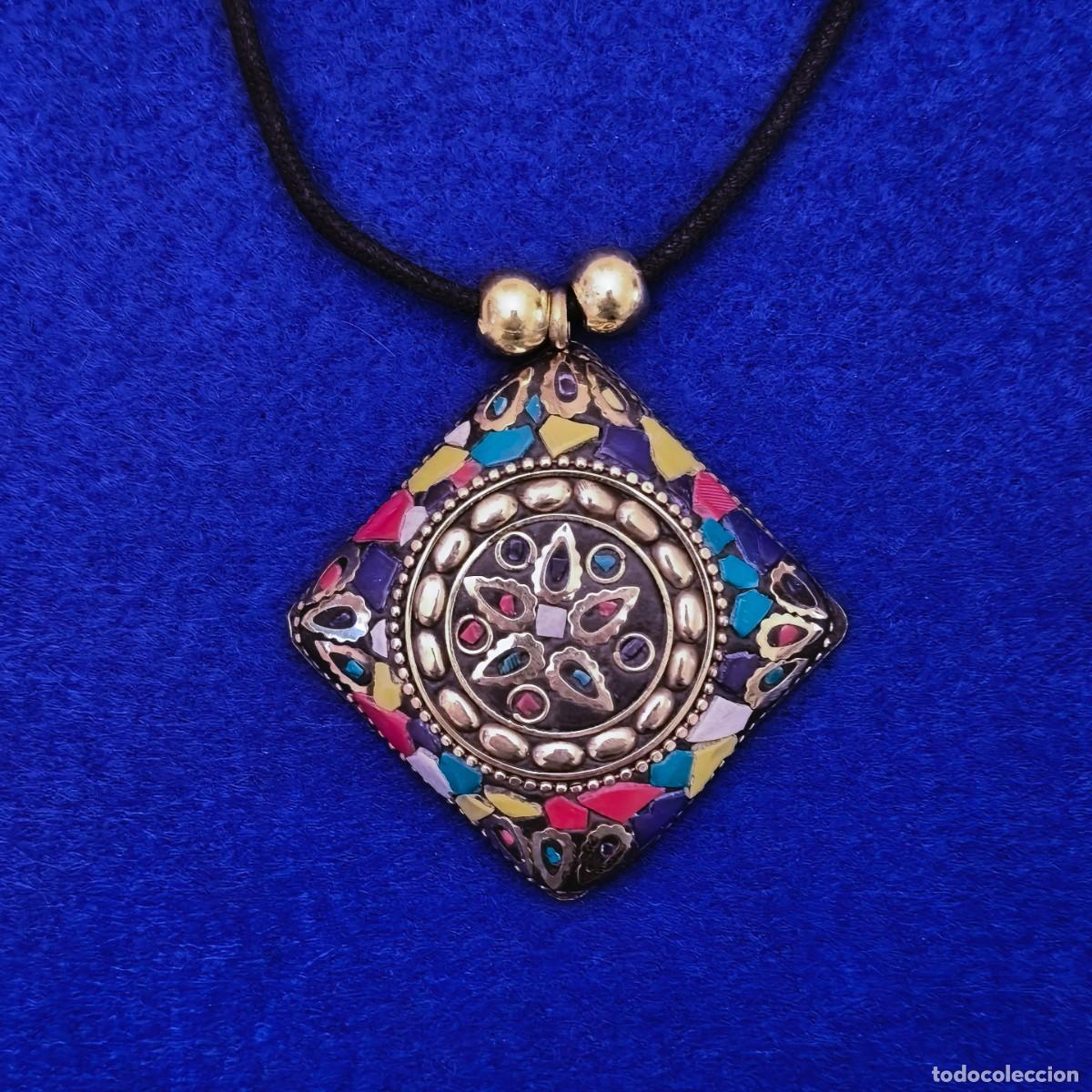 Gioielleria: COLGANTE ETNICO DE ROMBO EN BRONCE CON PIEDRAS Y CORDON DE CUERO