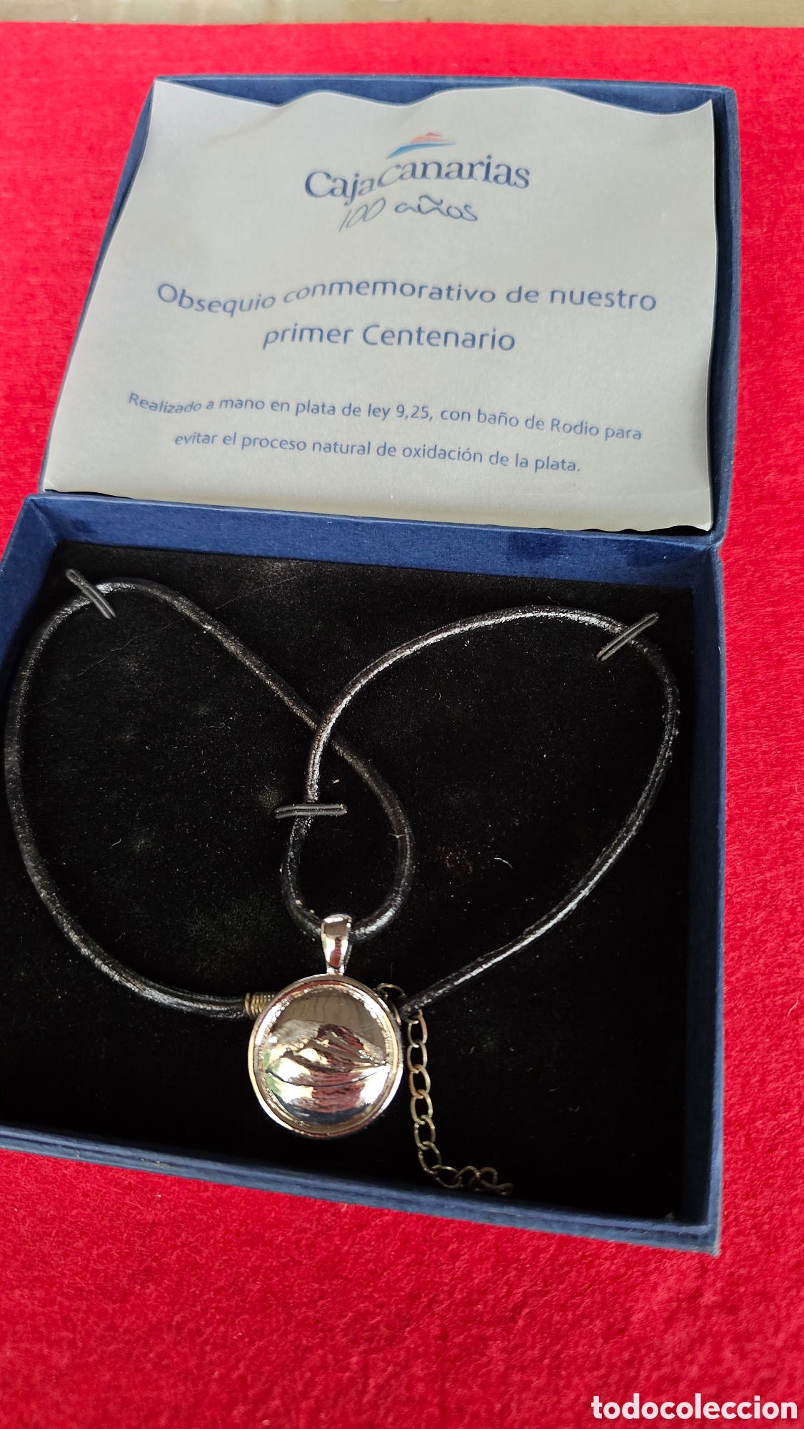 Schmuck: Colgante conmemorativo 100 a&ntilde;os de caja Canarias de plata de ley con ba&ntilde;o de rodio