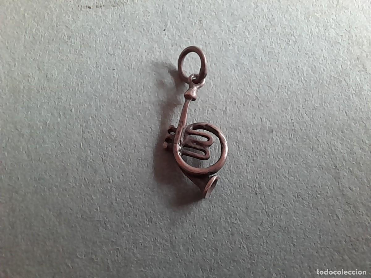 Joyeria: peque&ntilde;o colgante , saxofono de 2cm aprox, sin contraste