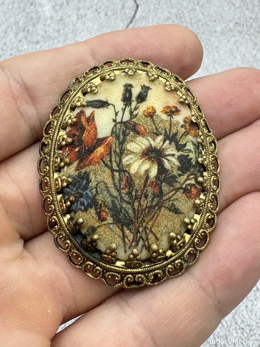 Joyeria: Antigua Broche Vintage con Miniatura Floral Bordada a Mano, Marco de Filigrana Dorada, Estilo Europe