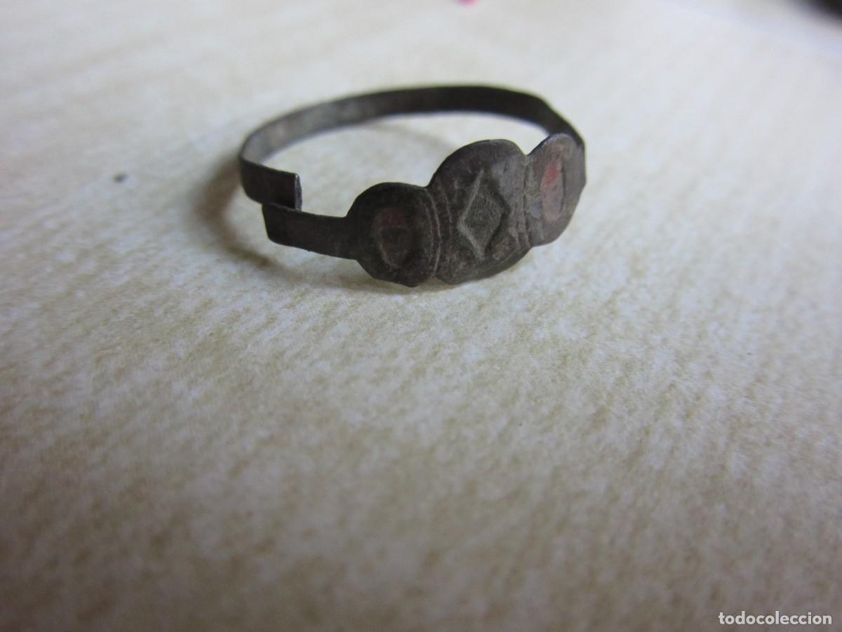 Gioielleria: Anillo s XIX Conserva restos de esmaltado Di&aacute;metro 1,7 cm