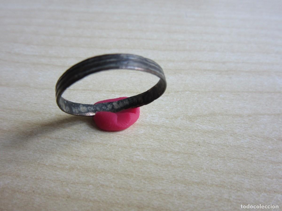 Gioielleria: Antiguo anillo de bronce decorado con estr&iacute;as Di&aacute;metro 2 cm