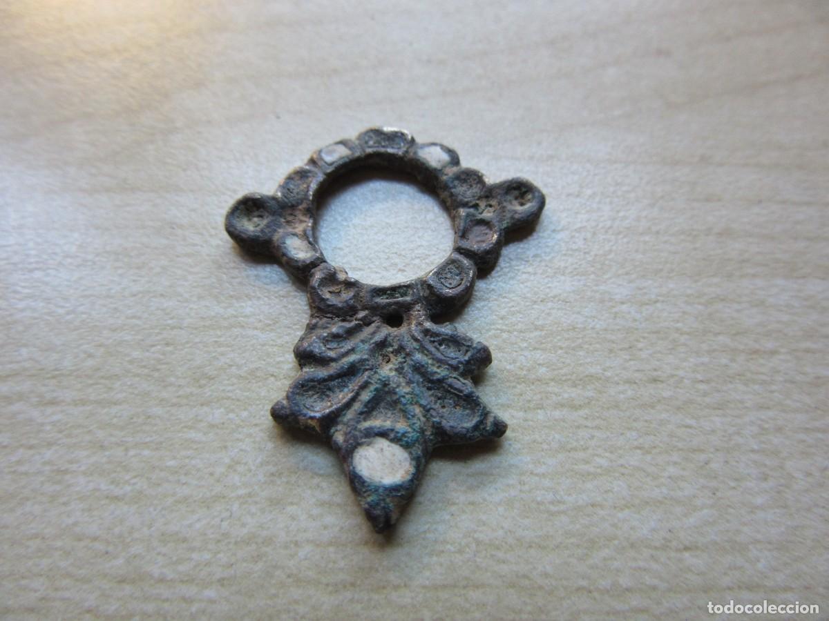 Joaillerie: Colgante de bronce Posible S XVIII - XIX Medidas 2,7 x 2,2 cm