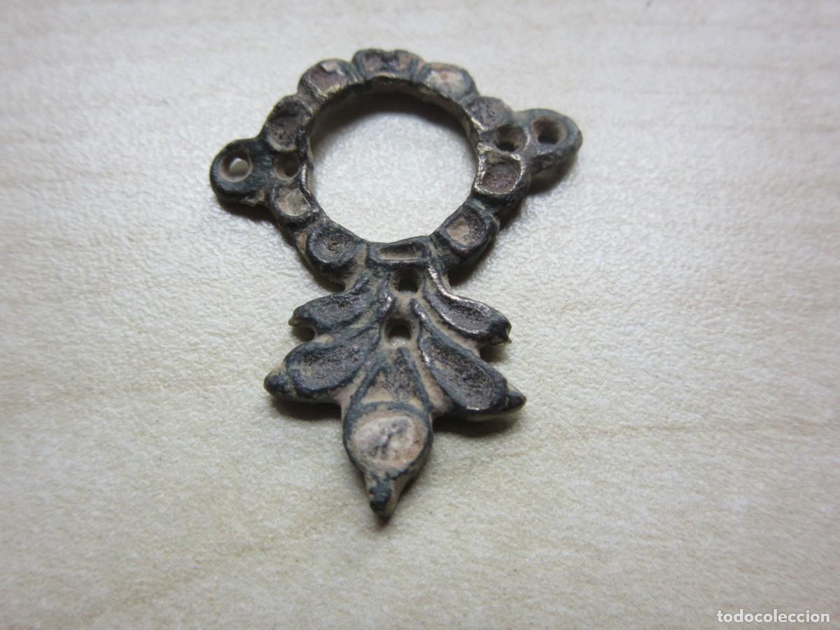 Joaillerie: Colgante de bronce Posible S XVIII - XIX Medidas 2,8 x 2,2 cm