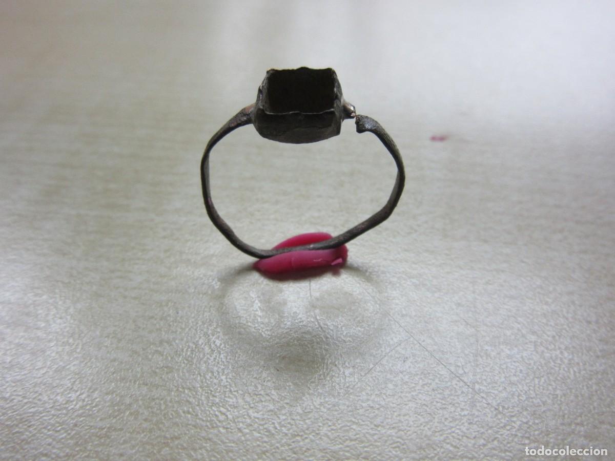 Joaillerie: Antiguo anillo de bronce sin pedrer&iacute;a Di&aacute;metro 1,7 cm Posible S XVIII- XIX
