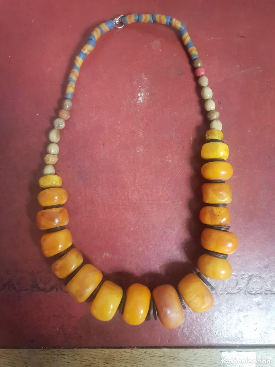 Joyeria: Collar &eacute;tnico de cuentas ambar o resina