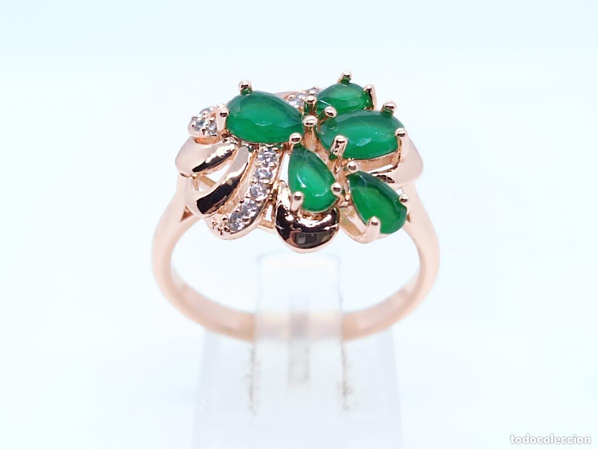 Schmuck: Precioso anillo en oro de 14 quilates, elegante dise&ntilde;o con esmeraldas engastadas en garras