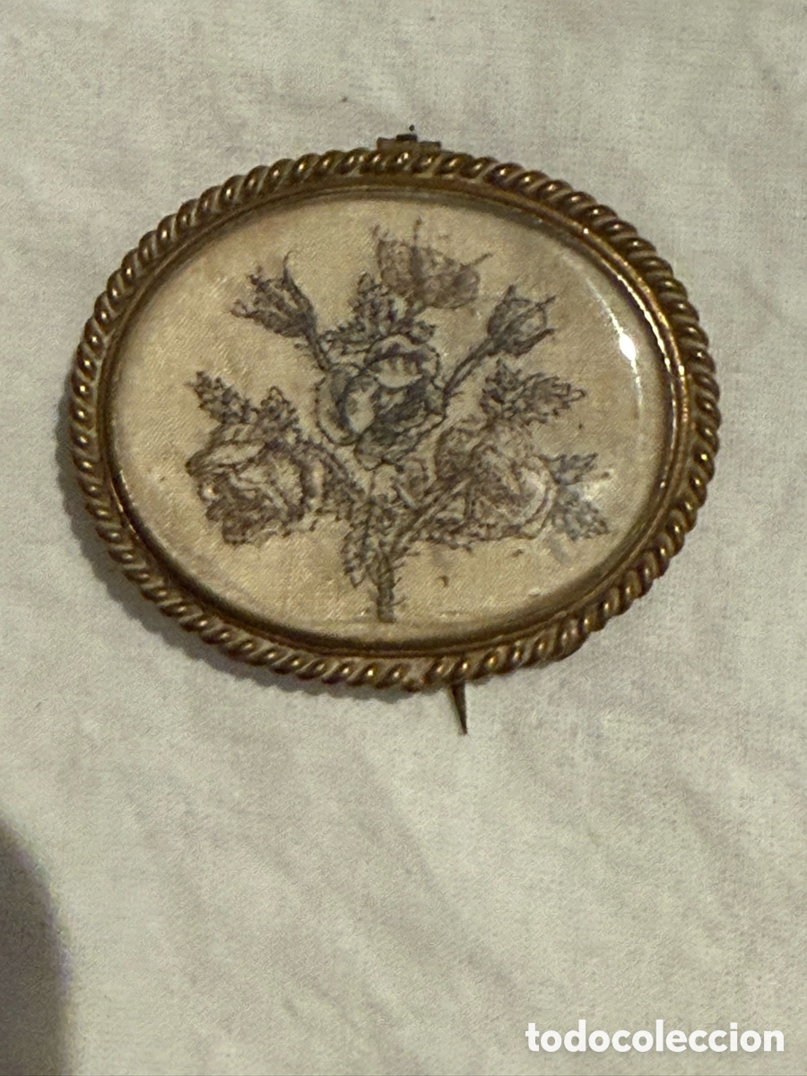 Joyeria: Antiguo broche isabelino con dibujo floral bajo doble cristal &ndash; Siglo XIX.