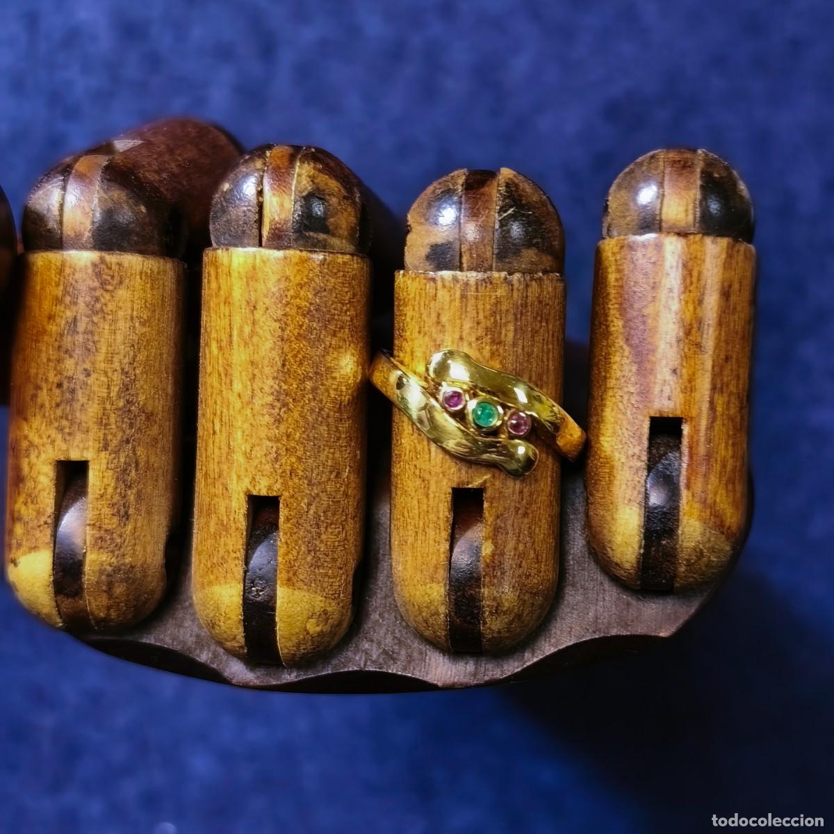 Joaillerie: ANILLO DE PLATA CHAPADA EN ORO CON RUBI Y ESMERALDA. CONTRASTADO
