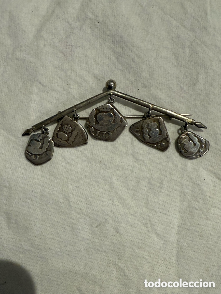 Joyeria: Rar&iacute;simo broche de plata de ley con 5 monedas aut&eacute;nticas del siglo XVIII &ndash; 1773