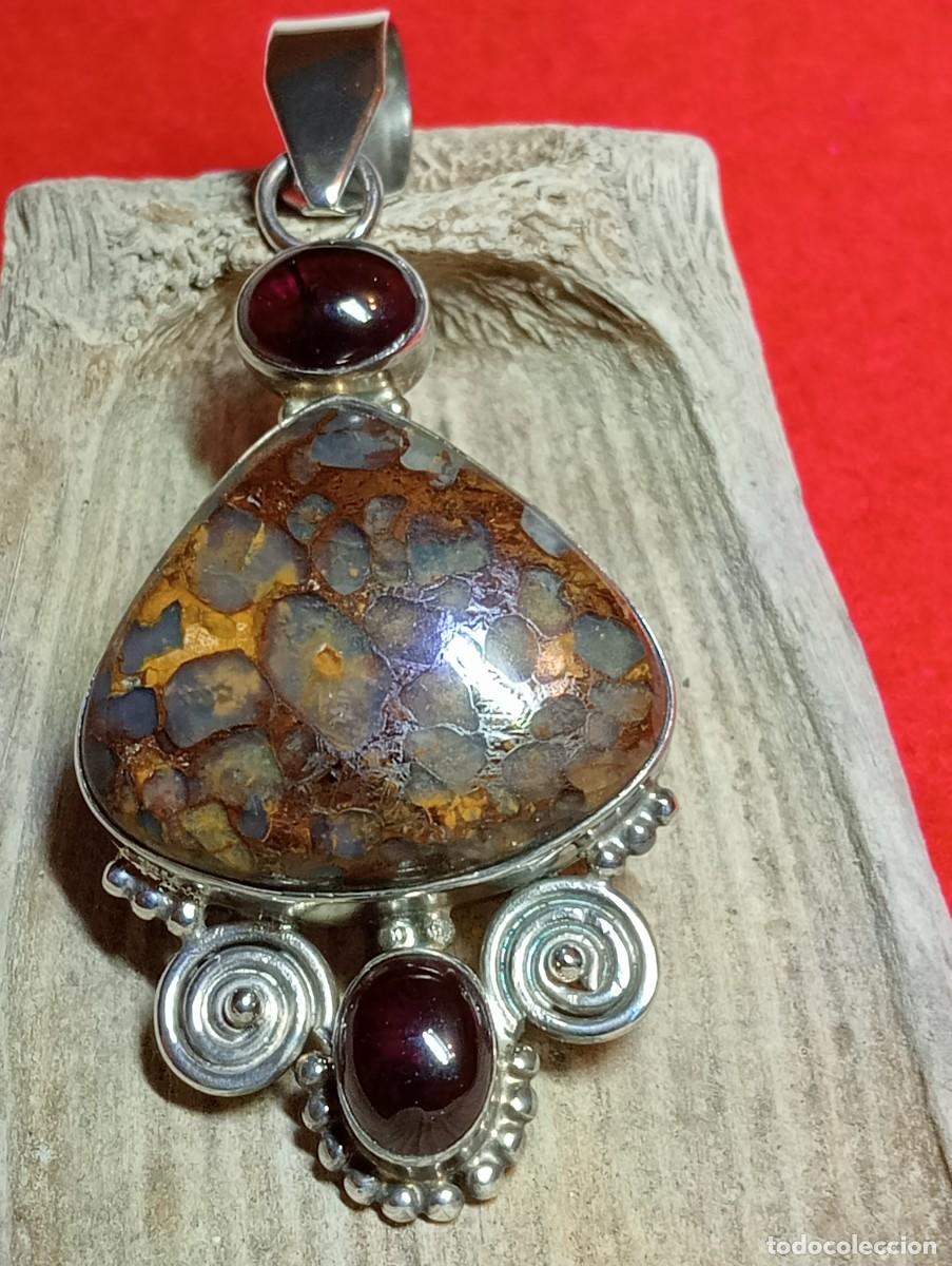 Joyeria: MARAVILLOSO COLGANTE DE HUESO F&Ograve;SSIL DE DINOSAURIO EN PLATA DE LEY (SIN USAR)
