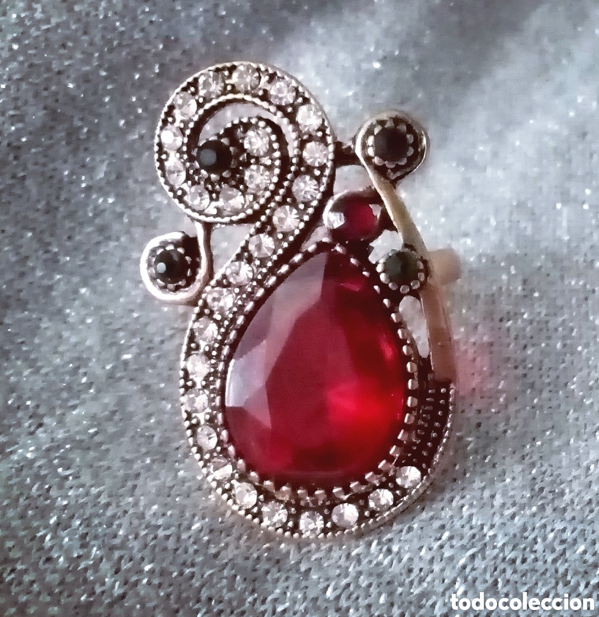 Joaillerie: Original anillo color oro viejo con incrustaciones brillantes &rdquo;Gota de agua&rdquo; roja. 18,5mm di&aacute;m 3,6cm