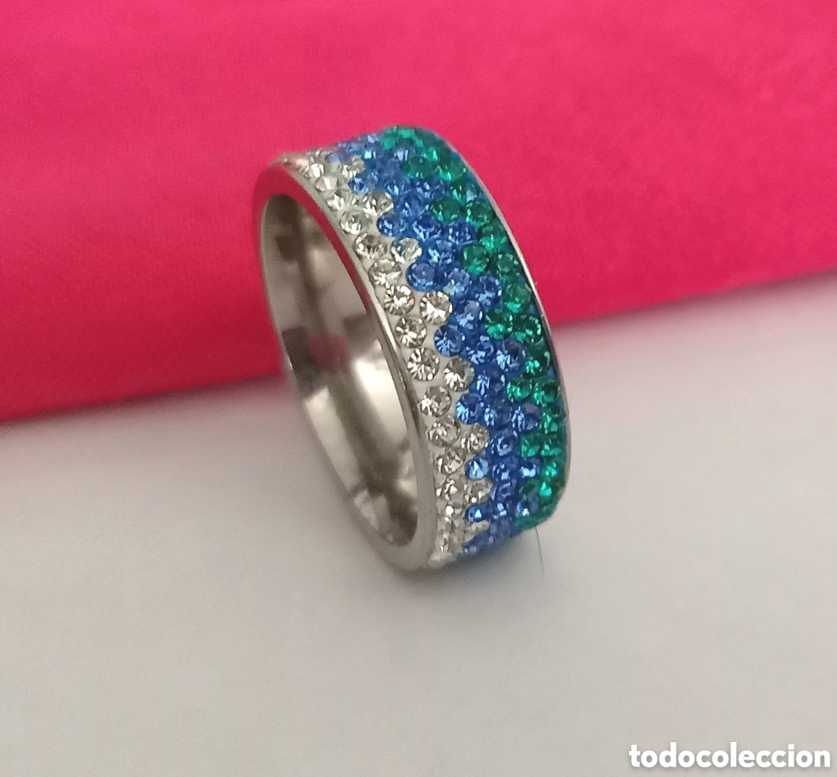 Joalharia: Original anillo 8mm Ancho plateado con filas de incrustaciones brillantes azul verde y blanco 18mm d