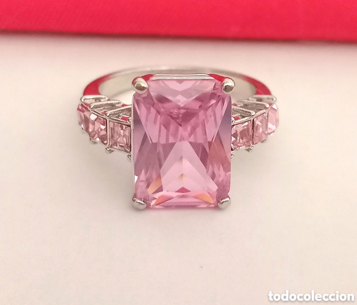 Joalharia: Original anillo plateado con incrustaciones brillantes rosas 19mm di&aacute;m. Muy bonito