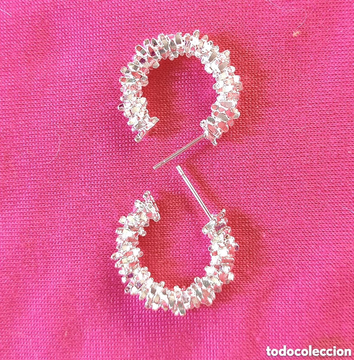 Joyeria: Originales pendientes de aro, aretes plateados con tachuelas brillantes 2cm di&aacute;m. Muy bonitos