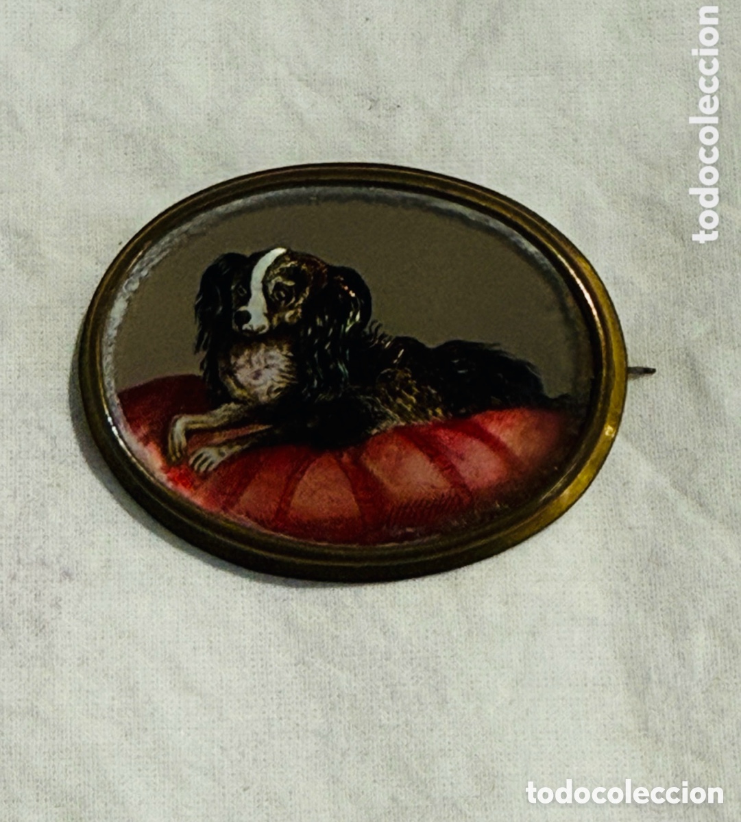 Joyeria: Broche antiguo con miniatura de perro pintada a mano &ndash; Finales s. XIX / principios XX