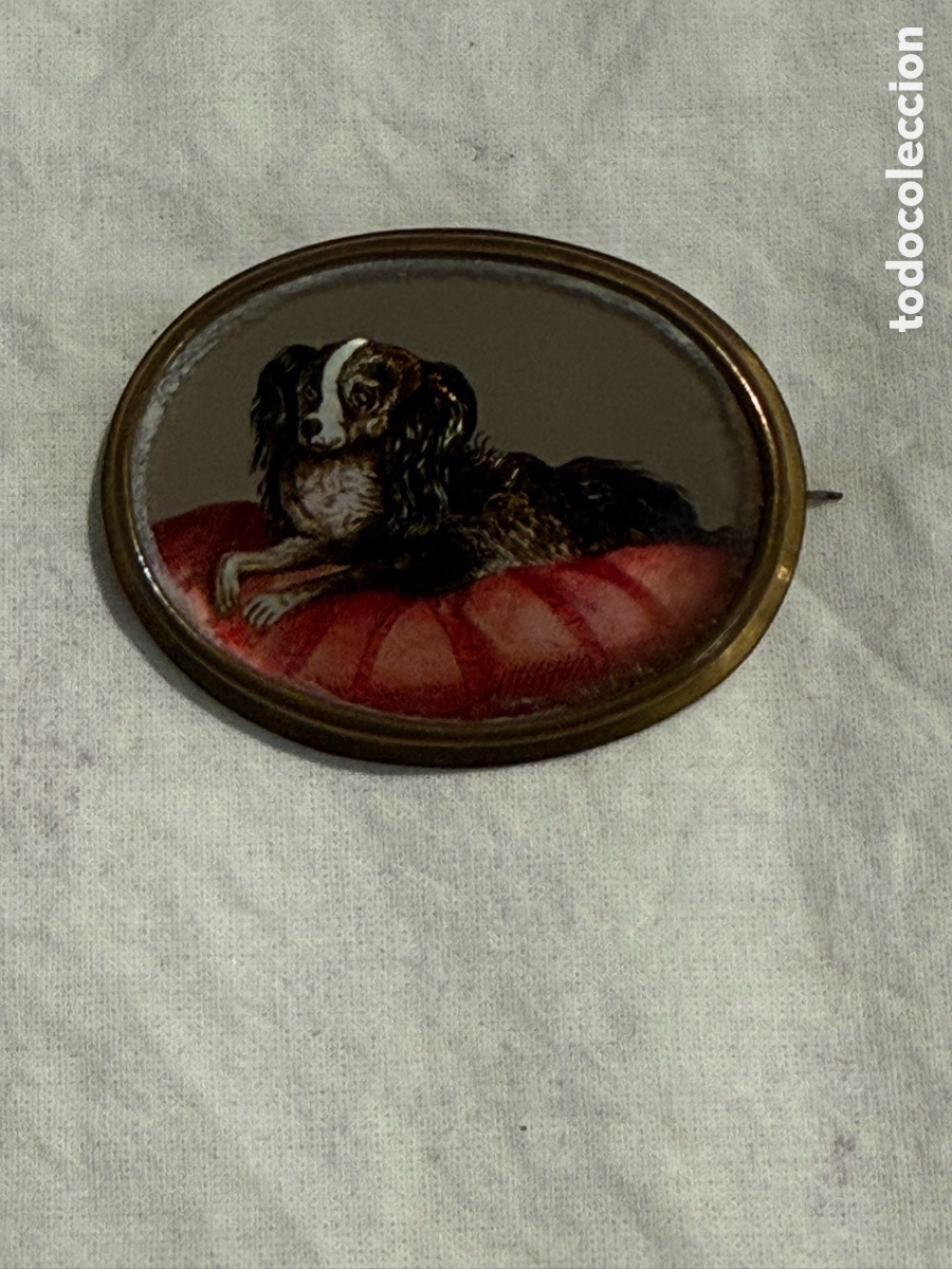 Joyeria: Broche antiguo con miniatura de perro pintada a mano &ndash; Finales s. XIX / principios XX