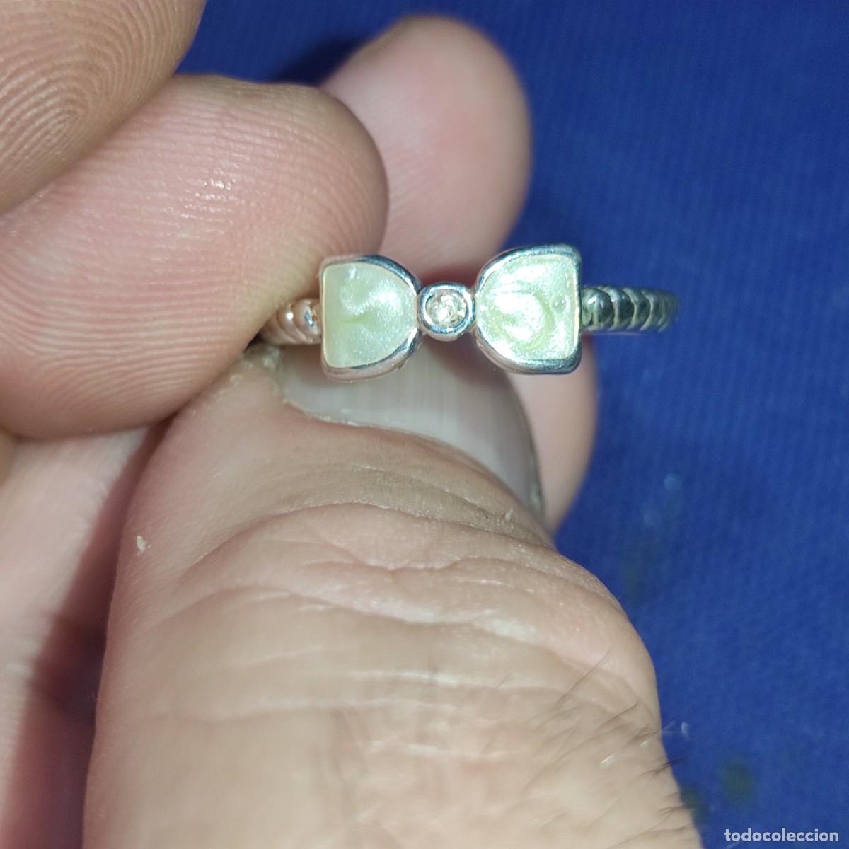 Joyeria: Anillo plateado con forma de pajarita.Vintage.