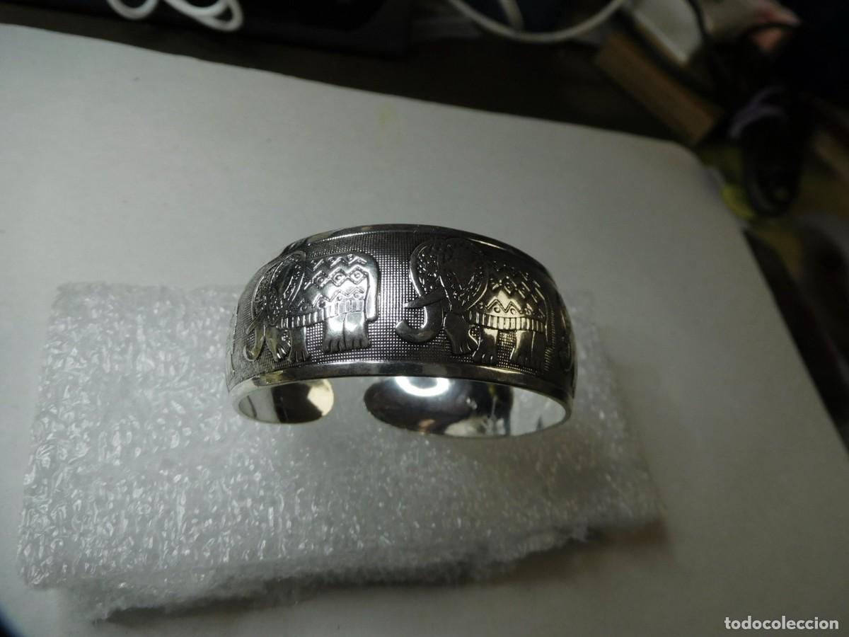 Joyeria: Brazalete de acero inxidable y titanio, motivo del relieve, elefantes