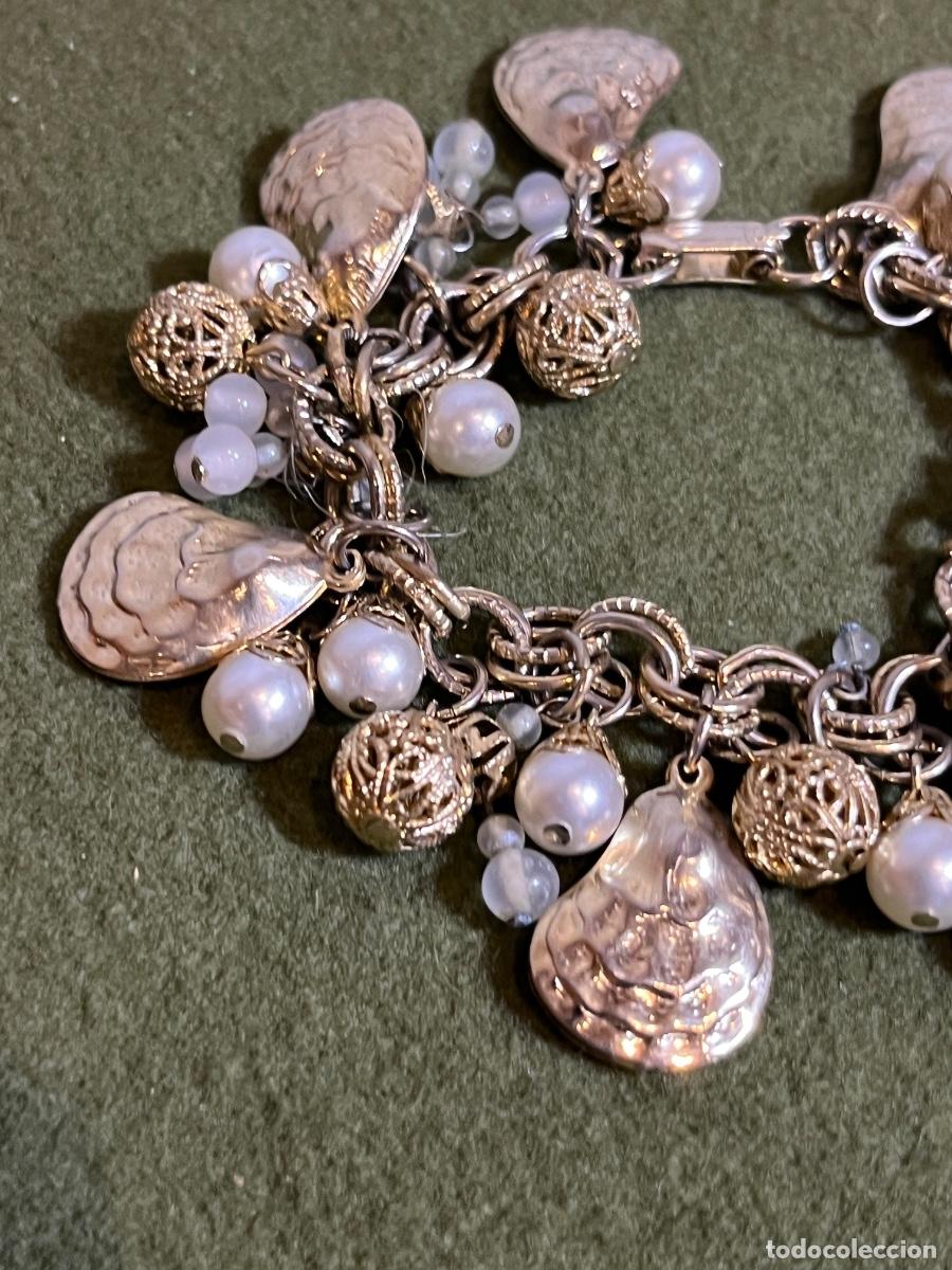 Gioielleria: Pulsera Vintage Dorada con Dijes Marinos &ndash; Conchas, Perlas y Filigrana &ndash; Bisuter&iacute;a Retro Charm Brace