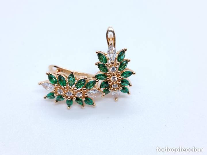 Jewelry: Preciosos pendientes de lujo en oro de 14 quilates con esmeraldas engastadas