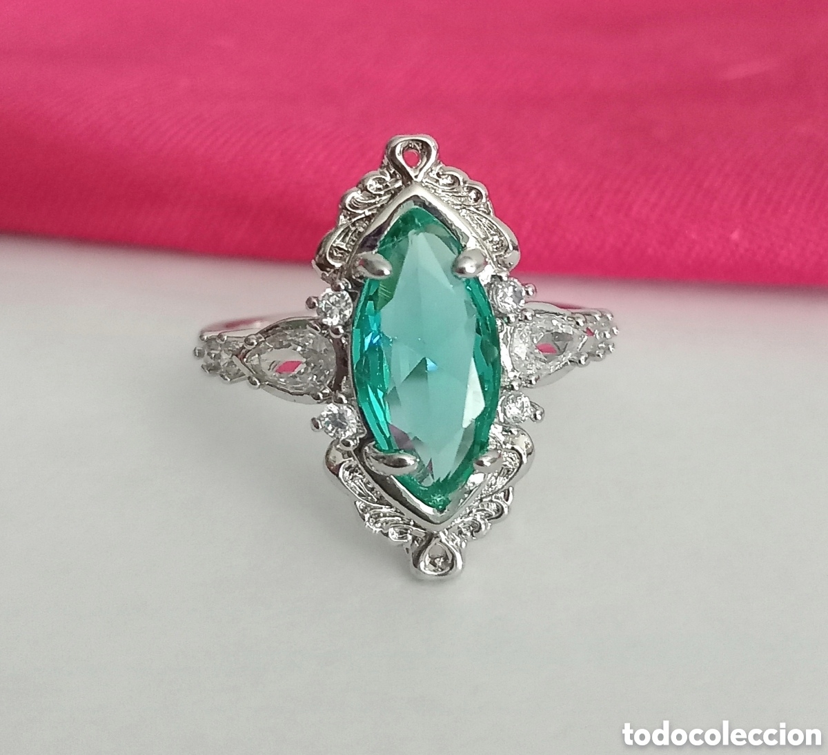 Jewelry: Original anillo plateado con incrustaci&oacute;n azul verdoso transparente. 19mm di&aacute;m Muy bonito