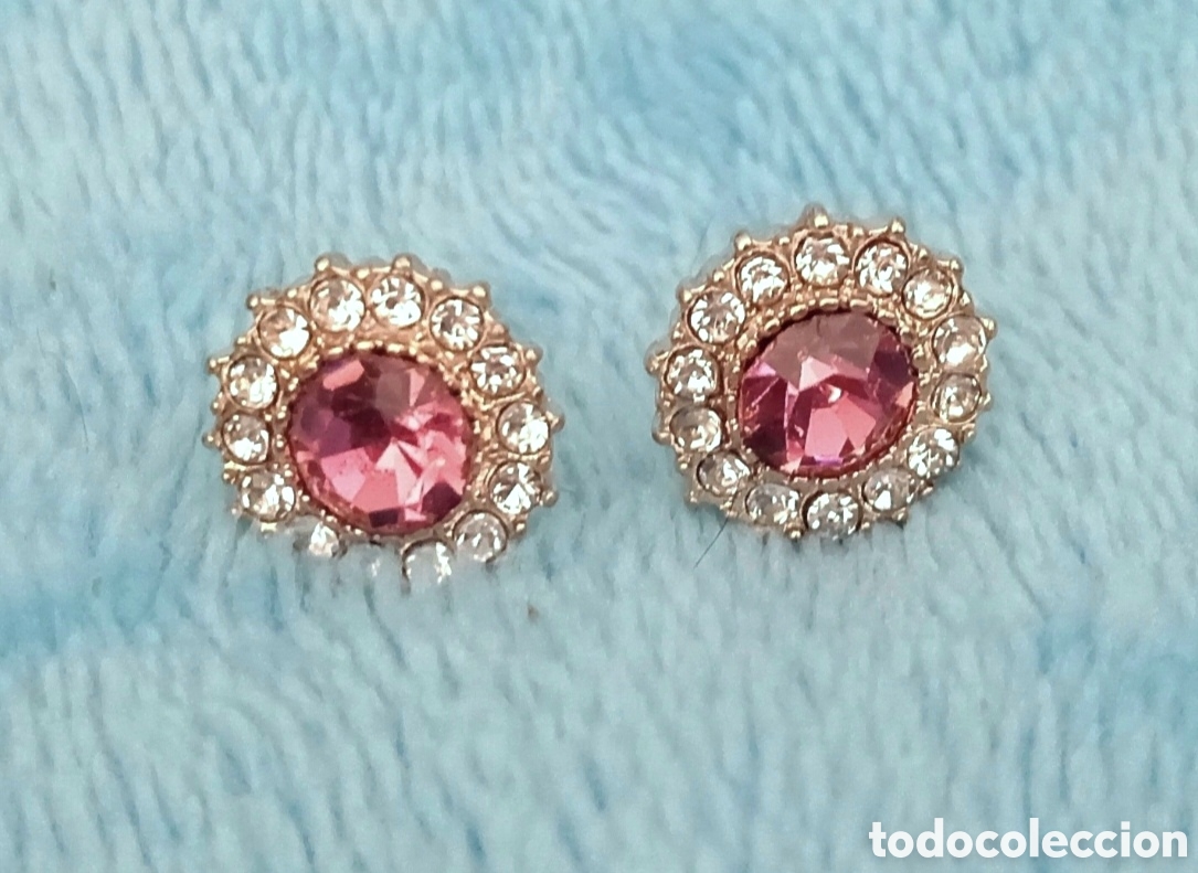 Gioielleria: Originales pendientes de bot&oacute;n dorados con incrustaciones brillantes rosa y blancas 1,1cm di&aacute;m. Muy