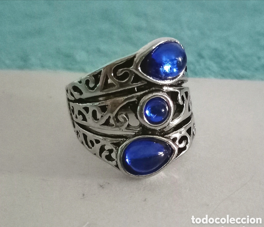 Gioielleria: Original anillo color plata vieja con incrustaciones brillantes gotas de agua azul marino. 18mm di&aacute;m