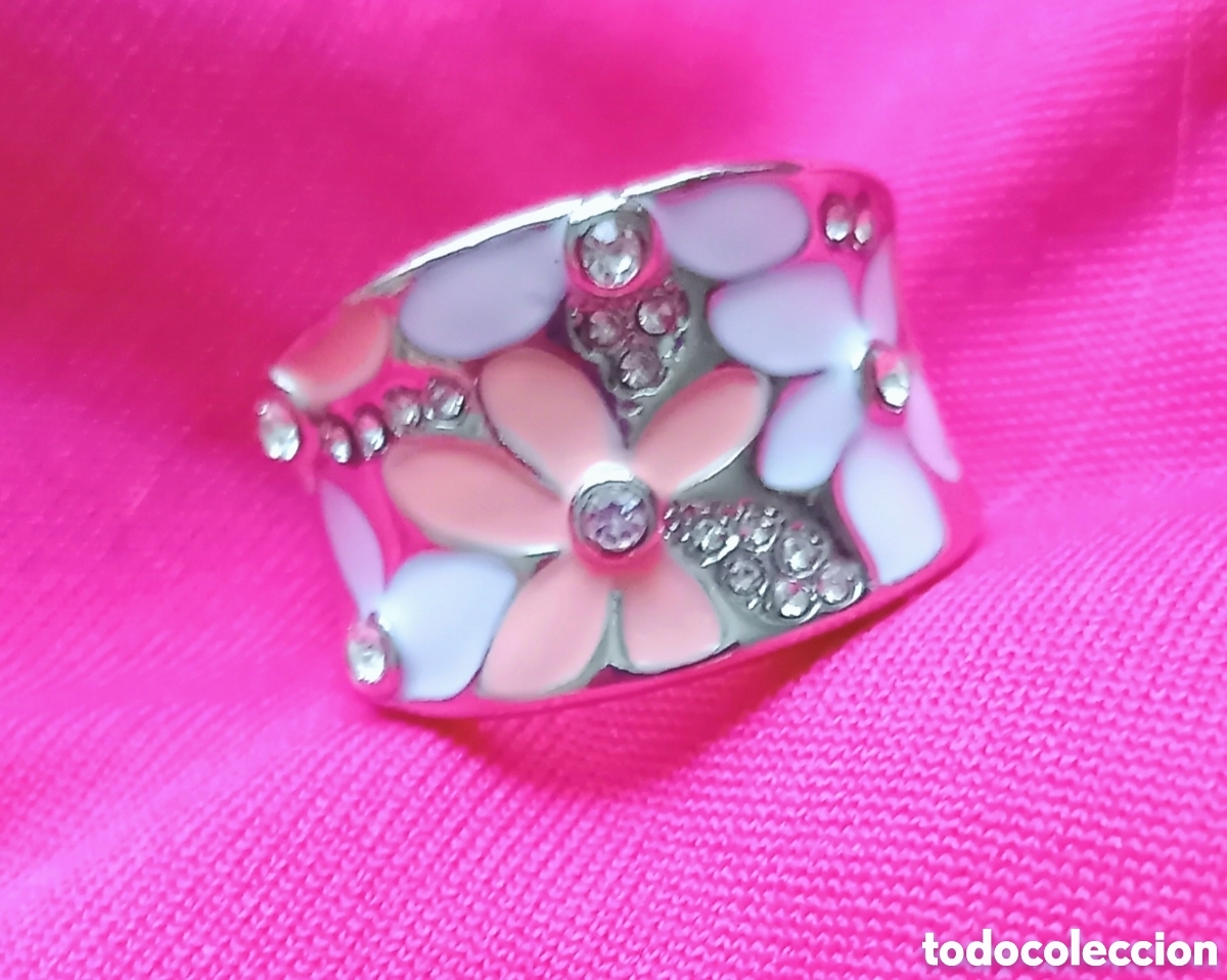 Gioielleria: Original anillo plateado con flores blancas y rosas esmaltadas e incrustaciones brillantes 19mm di&aacute;m